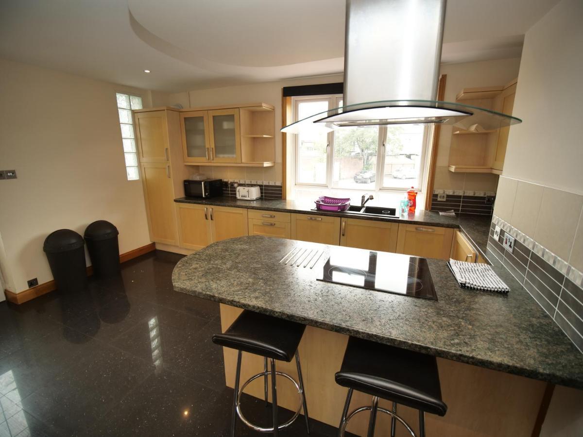 Town Centre Apartment Sleeps 9 Bournemouth Dış mekan fotoğraf